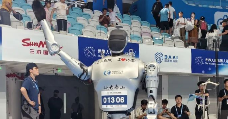 濟(jì)南造“行者泰山”100米表演賽奪得第一！2025世界人形機(jī)器人運動會開幕