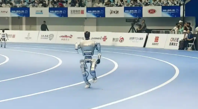 斷臂機器人1500米跌撞沖線，為何讓人動容？