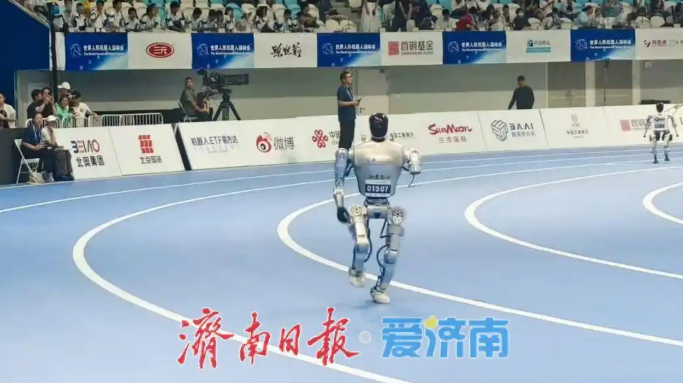 斷臂跑完1500米全程，濟(jì)南造機(jī)器人平衡能力刷屏
