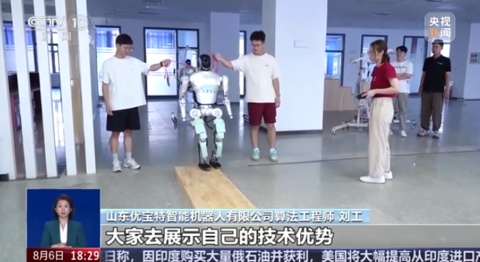 4×100米接力賽 機器人如何完成“交接棒”？央視記者探訪訓練場