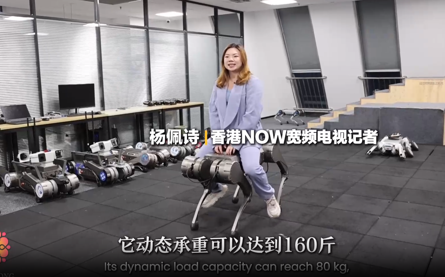 中外記者山東行丨山東優(yōu)寶特機器人大秀絕技 記者連連稱奇